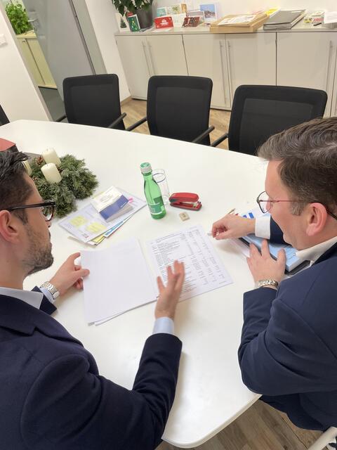 Bezirkschef Wilfried Zankl (r) mit dem Vorsitzenden des Finanzausschusses Sinan Tankaz (beide SPÖ) bei der Planung des Budgets. | Foto: BV 12