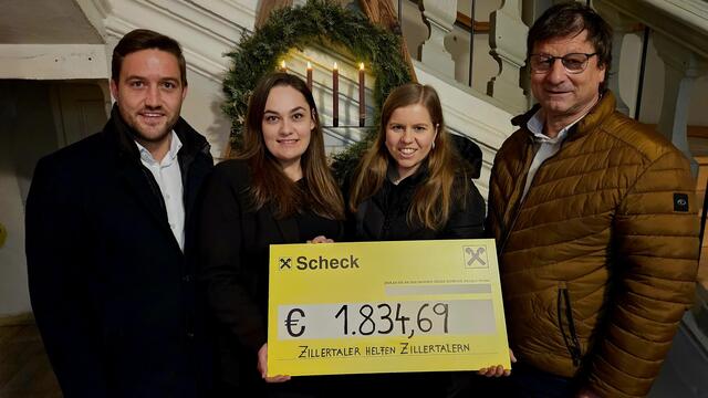 Die Spendenübergabe an "Zillertaler helfen Zillertalern" war ein freudiges Ereignis.  | Foto: privat