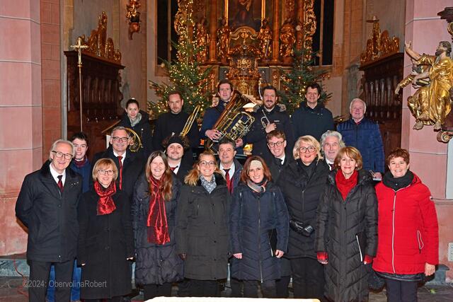Das Ensemble "Trumpet Brass" und der Chor "Propst'n Singers" stimmten das Publikum mit dem Konzert auf den Jahreswechsel ein. | Foto: Robert Obervolina