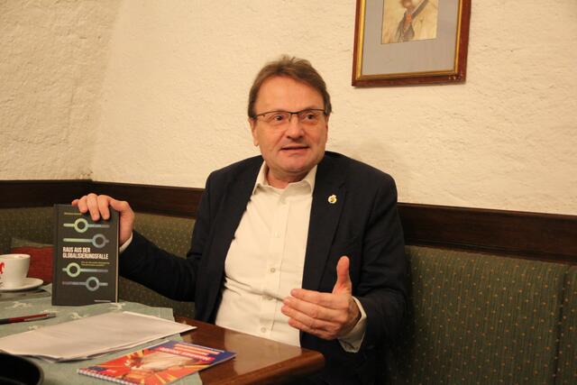 Europaabgeordneter Hannes Heide bei seinem Pressegespräch im Gasthaus „Zur Salzmühle“, das sein 50jähriges Bestehen feiern kann: „Mehr Information über die Europäische Union ist notwendig. Ein Ort, an dem Wirtshauskultur gelebt wird, ist dafür der richtige!“ | Foto: Heide