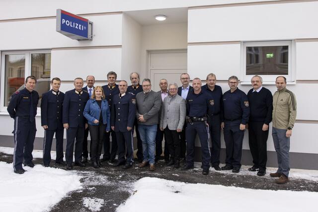 Markus Redl, Manuel Czernoch, Landespolizeidirektor Franz Popp, Bezirkshauptfrau-Stellvertreter Hadmar Senk, Bürgermeisterin Anette Töpfl, Robert Klaus, Kommandant Polizeiinspektion Vitis Patrick Paschinger, Bezirkspolizeikommandant Paul Palisek, Amtsdirektor Robert Liball, Gemeinderat Walter Katzinger, Vizebürgermeister Hermann Lauter, Baumeister Albert Wilhelm, Gemeinderat Roland Köck, Peter Friedrich, Martin Fida, Johann Schotzko und Polier Reinhard Leyrer-Schlosser. | Foto: LPD NÖ/ Greene