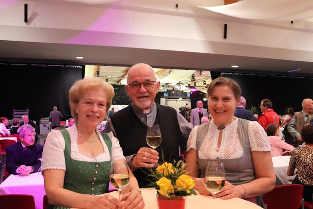 Durch zahlreiche Besucherinnen und Besucher wurde der Seniorenball erneut zum vollen Erfolg. | Foto: Bettina Korotvicka