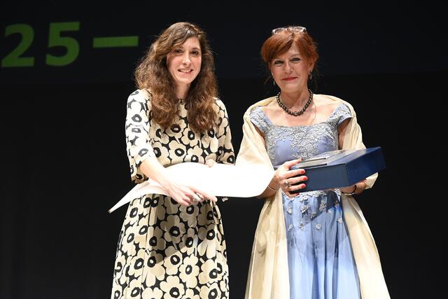 Ariana Gazijev (links) erhielt von der Laudatorin Dr. Karin Simeoni für ihren eingereichten Schmuck den Gold Award in der Kategorie „Textiles Handwerk Schmuck“.  | Foto: Hannes Ochsenreiter/ETA