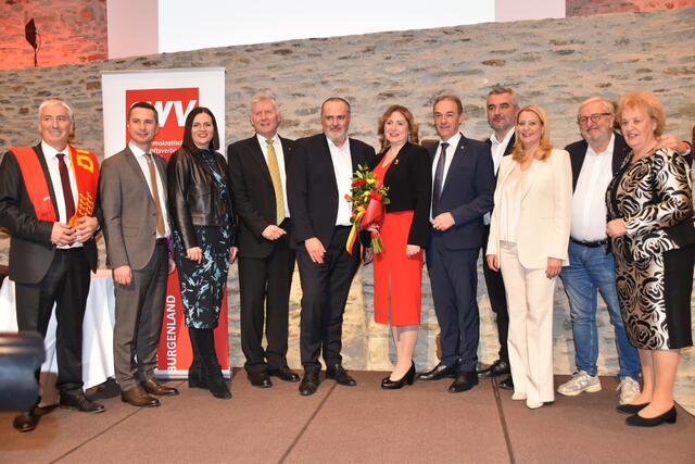Neujahrsempfang des Sozialdemokratischen Wirtschaftsverbandes (SWV) Burgenland: SWV-Vizepräsident Michael Leitgeb, Landtagspräsident Robert Hergovich, Landeshauptmannstellvertreterin Astrid Eisenkopf, SWV-Präsident Gerald Schwentenwein, Landeshauptmann Hans Peter Doskozil, SWV-Vizepräsidentin Margit Bleich, Landesrat Leonhard Schneemann, Landesrat Heinrich Dorner, Landesrätin Daniela Winkler, SWV Österreich-Präsident Christoph Matznetter, Landtagsabgeordnete Verena Dunst | Foto: Michael Strini