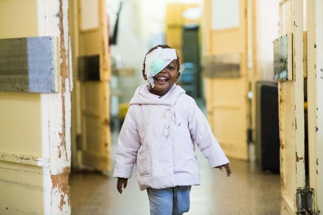 Deolinda wurde im Zentralkrankenhaus von Maputo am Grauen Star operiert wurde. Der Eingriff war Teil des Programms „1,2,3... I can see!“ der Hilfsorganisation „Licht für die Welt“ mit Sitz in Wien. | Foto: Light for the World/Jens Dörre