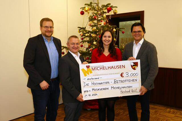 Obmann Markus Mayrhofer (1.v.l.) und Kassierin Magdalena Puxbaum (2.v.r.) übergaben stolz 3.000 Euro an Vize-Bürgermeister Eduard Sanda und Bürgermeister Bernhard Heinl. | Foto: Marktgemeinde Michelhausen