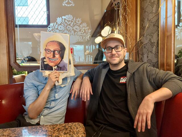 Instagram-Star Juan Son (l.) und Gerhard Grimm vom Verein Leiwand veranstalten den ersten Jogginghosenball.  | Foto: Verein Leiwand