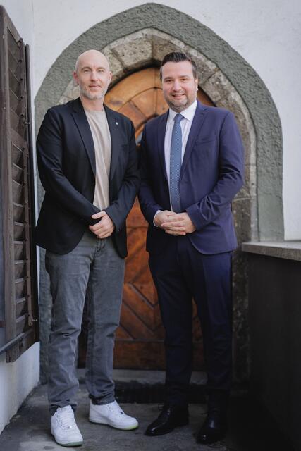 Bürgermeister Benedikt Lentsch und Vizebürgermeister Simon Zangerl freuen sich über die Wirtschaftslage in Zams. | Foto: Gemeinde Zams