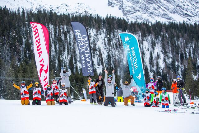 Bei den kostenlosen „Austria Snowpark Days“ stehen dir ausgebildete Freeski und Snowboard Trainer:innen einen ganzen Tag zur Seite und feilen mit dir an deinen Skills oder zeigen dir die ersten Schritte im Snowpark. | Foto: Raju Löffelholz