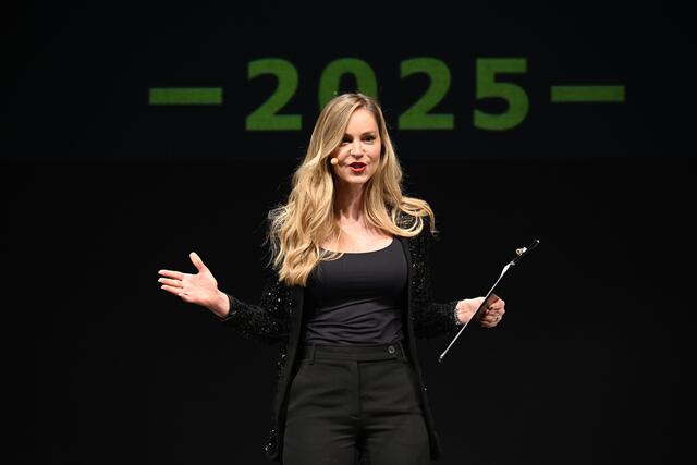 Charmant und gekonnt führte die Journalistin und Event-Moderatorin Anna Zangerle (freie Redakteurin für Rai Südtirol) dreisprachig (Italienisch, Deutsch und Englisch) durch den Abend.  | Foto: Hannes Ochsenreiter/ETA