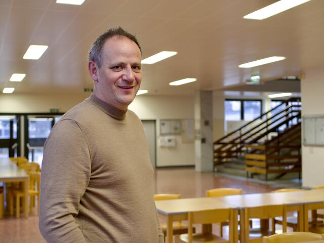 Neunkirchens AHS-Direktor Gerhard Ruhs in der Schul-Aula. Mit meinBezirk sprach er auch über seine eigene Schulzeit und sein diesjähriges Ziel als Direktor. | Foto: Santrucek