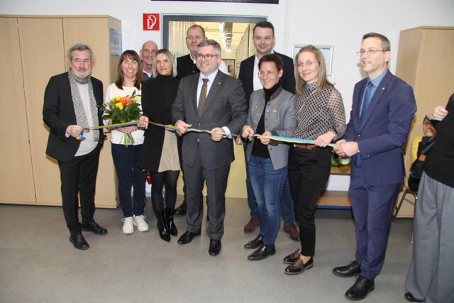 Landesrat Ludwig Schleritzko und Bürgermeisterin mit den Projektbeteiligten bei der Eröffnungszeremonie. | Foto: Lawugger