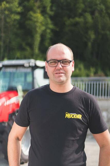 Daniel Repper wurde für seine 25-jährige Firmenzugehörigkeit bei Landmaschinen Pruckner geehrt. | Foto: Landmaschinen Pruckner 