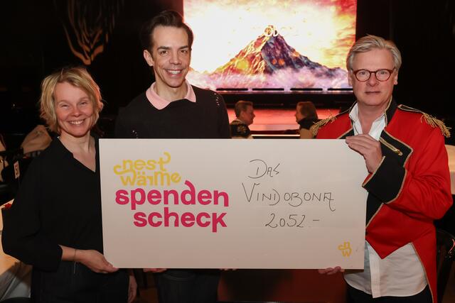 Das Vindobona spendete 2.000 Euro an den gemeinnützigen Verein Theatertanten. | Foto: Tanten Leschanz/Vindobona Schiffl