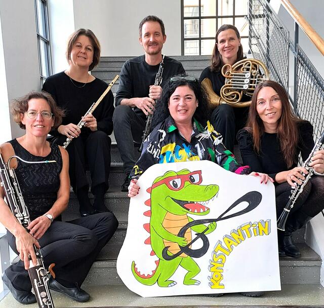 Das Bläserquintett der LMS Steyr, das für die musikalische Umrahmung des Familienkonzerts sorgt, mit der Regisseurin Cela Pili und Krokodil Konstantin.   | Foto: LMS Steyr 