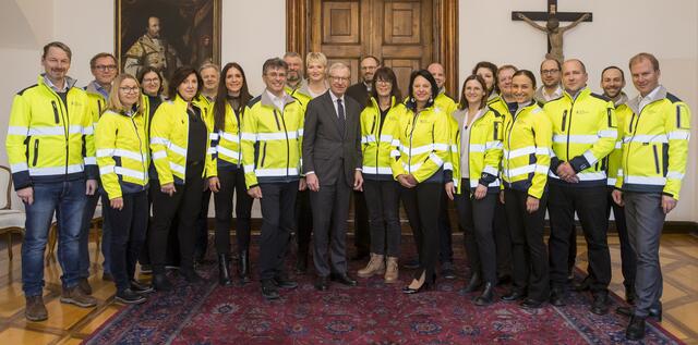 Landeshauptmann Wilfried Haslauer (Mitte), Markus Kurcz, Leiter des Katstrophenschutzes (Mitte) und Michael Unterberger, Leiter der Fachgruppe Präsidium (1.v.r.) mit den Mitarbeiterinnen und Mitarbeiter, die per Dekret neu in den Einsatzstab des Landes aufgenommen wurden. | Foto: Land Salzburg/Neumayr/Leopold