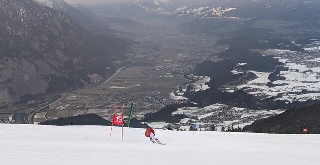 Diese Aussicht fasziniert Anfänger ebenso wie Profis: Perfekt Piste, links die "apere" Landeshauptstadt, rechts das Schneeplateau westliches Mittelgebirge.