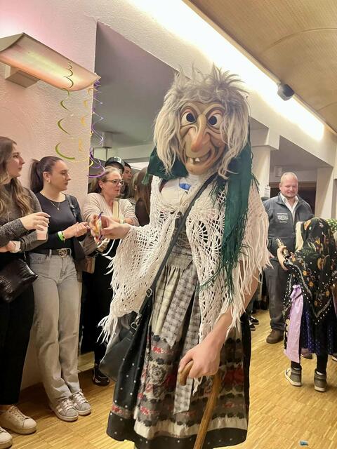 Die Baumkirchner Hexen ziehen mit ihren beeindruckenden Kostümen die Blicke auf sich. | Foto: Baumkirchner Hexen