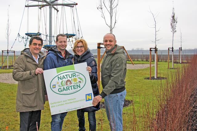 Abgeordneter zum NÖ Landtag Christian Gepp, Obergärtner Stefan Praznik, Bürgermeisterin Andrea Völkl und Ortsvorsteher Siegfried Singer. | Foto: Stadtgemeinde Stockerau