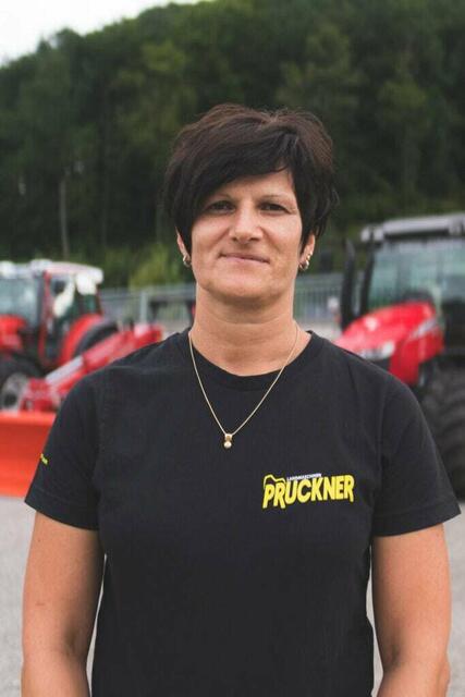 Anita Höhlmüller wurde für ihre 40-jährige Firmenzugehörigkeit bei Landmaschinen Pruckner geehrt. | Foto: Landmaschinen Pruckner