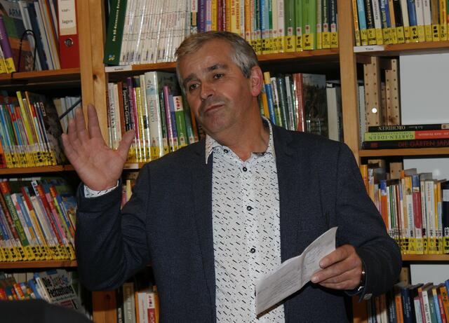 Bürgermeister Manfred Zeilinger begrüßte die neuen EinwohnerInnen und stellte die Marktgemeinde vor. | Foto: Walter Kellner