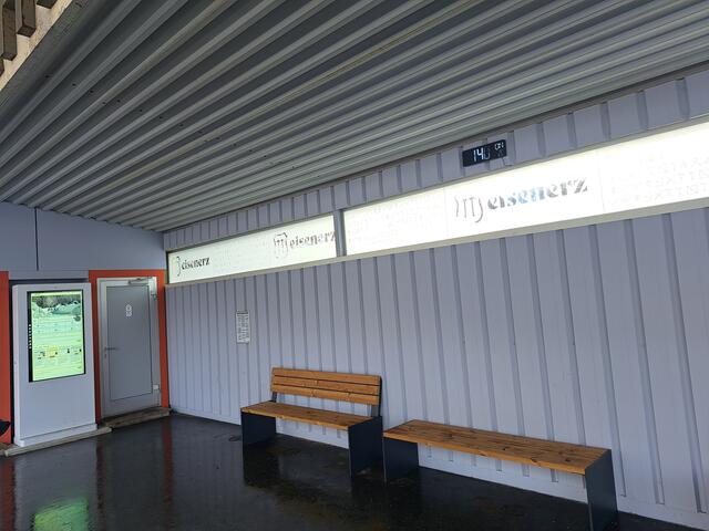 Am Busbahnhof in Eisenerz steht ab sofort ein moderner Infoterminal zur Verfügung, der rund um die Uhr aktuelle Informationen zur Stadtgemeinde, lokalen Unternehmen und Dienstleistungen bietet. | Foto: Bernhard Nagler