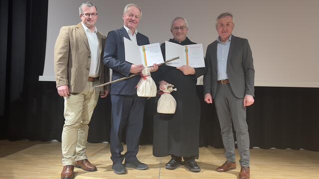 Dank für langjährige Tätigkeit: Vizebgm. Gerald Lindinger, Pater Arno Jungreithmair, Pater Siegfried Eder, Bürgermeister Gerhard Huber. | Foto: Gemeinde Sattledt