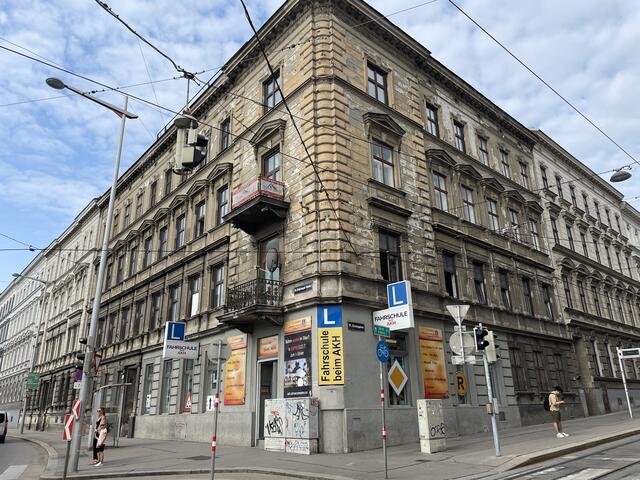 Das historische Wohnhaus Ecke Währinger Gürtel 41 / Kreuzgasse 1 soll einem neuen U-Bahn-Eingang weichen. | Foto: Nieschalk/MeinBezirk