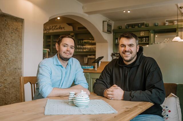 Berger und Savija in den Räumlichkeiten ihres neuen Cafés. Diese haben sie revitalisiert und bis 22. Februar, wo dann die große Opening-Party stattfinden soll, gibt es eine Pre-Opening-Phase. | Foto: Café Würfelzucker / Maislinger