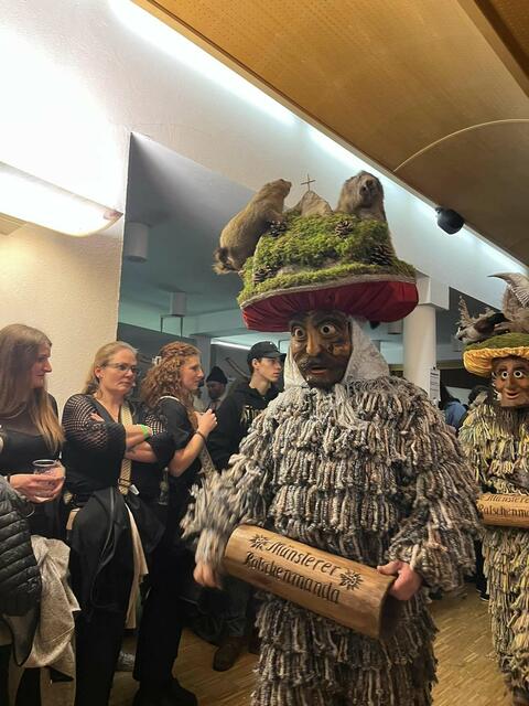 Die verschiedenen Fasnachtsgruppen präsentieren ihre einzigartigen Traditionen. | Foto: Baumkirchner Hexen
