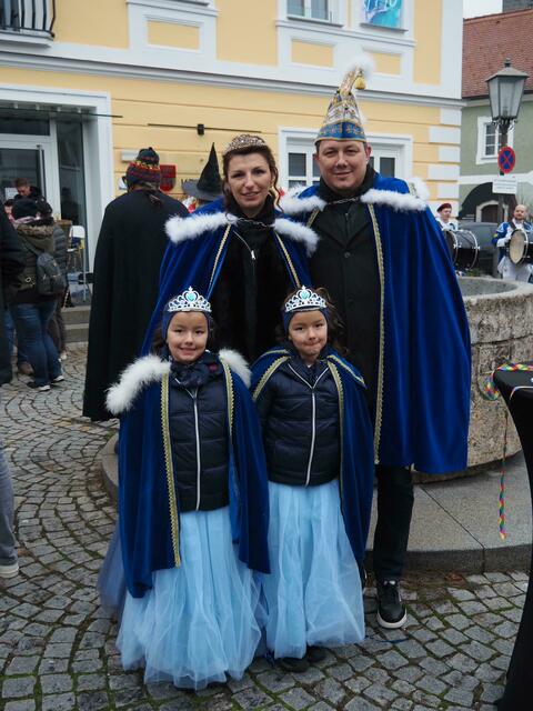 Das aktuelle Prinzenpaar der Faschingsgilde Thaling: Prinz Markus der 4. vom weißen Tor zu Thaling und Prinzessin Patricia die 1. mit Schere
und Kamm samt Töchtern Rosalie und Valerie.  | Foto: Faschingsgilde Thaling
