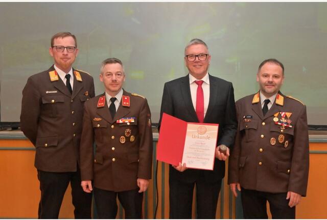 Im Zuge der Vollversammlung der Feuerwehren am 10. Jänner erhielt Lengaus Bürgermeister Erich Rippl die Florian-Ehrenmedaille in Bronze. | Foto: Gemeinde Lengau