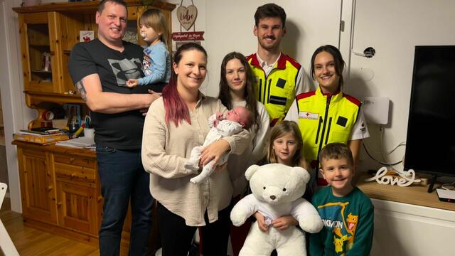 Für Alexandra und Andreas war es die zweite Hausgeburt, denn auch die zweijährige Isabella kam vor zwei Jahren in den eigenen vier Wänden zur Welt. Im Bild: Das Rettungsteam des Roten Kreuzes besuchte Elisa und ihre Familie. (v.l.n.r.): Andreas, Isabella, Alexandra, Elisa, Mia und Rafael mit den Rotkreuzhelfer:innen Julia, Philip und Amelie (zweite Reihe). | Foto: Rotes Kreuz Salzburg