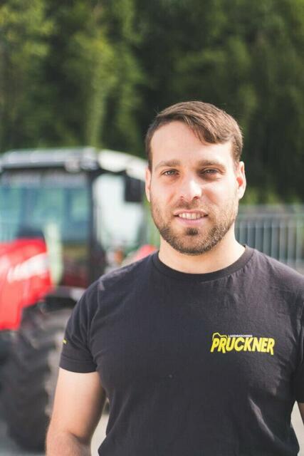 Der neue Chef der Firma Landmaschinen Pruckner in Randegg, Wolfgang Pruckner, ist stolz auf seine teruen Mitarbeiter. | Foto: Landmaschinen Pruckner 