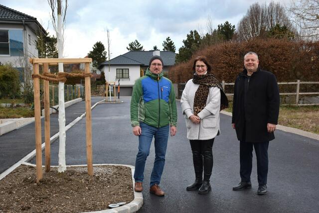 Ortsvorsteher Manuel Scherscher (ÖVP), Umweltgemeinderätin Michaela Pfaffeneder (ÖVP) und Vizebürgermeister Dominic Hörlezeder (Grüne) bei der Eröffnung des Straße. | Foto: Stadt Amstetten