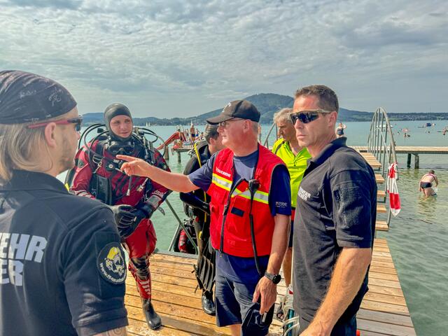 Die Feuerwehrtaucher suchten im August 2024 in Weyregg am Attersee nach einer vermissten Person. | Foto: C. Stoxreiter