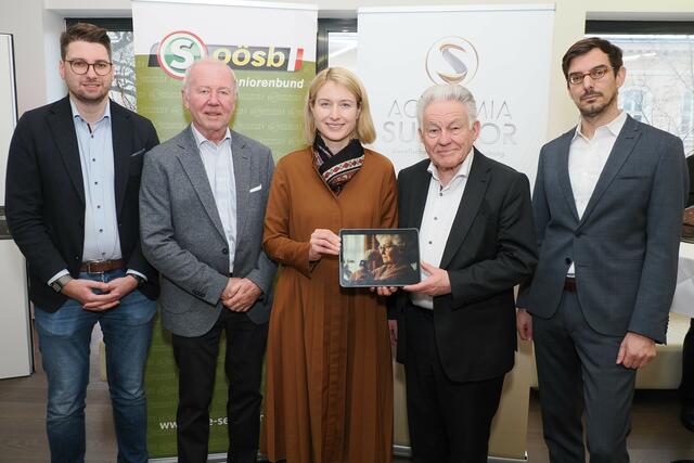 V. l.: Patrick Reisinger, (Agentur für Bildung und Internationalisierung), Siegfried Ehrenmüller, LH-Stv.in Christine Haberlander, LH a.D. Josef Pühringer und Matthias Fink. | Foto: OÖ Seniorenbund