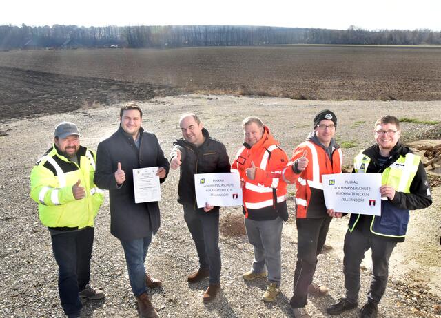 Lagebesprechung vor Ort Wassermeister Thomas Schmid, Bernhard Schabl, Obmann Bürgermeister Josef Fürnkranz,  Bürgermeister Markus Baier und Mitarbeiter der Firma Hengl | Foto: Herbert Schleich