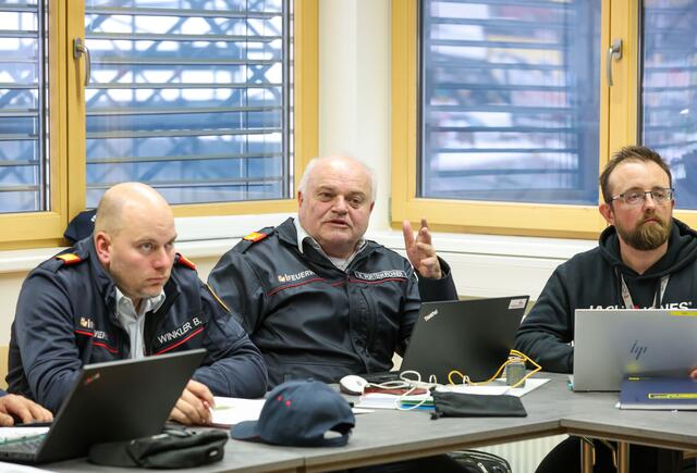 Im Bild: Bartlmae Winkler (Ortsfeuerwehrkommandant Saalbach-Hinterglemm), Klaus Portenkirchner (Bezirksfeuerwehrkommandant Pinzgau), Stefan Pfeiffenberger (Bezirkshauptmannschaft Zell am See) | Foto: Land Salzburg/Neumayr/Hölzl