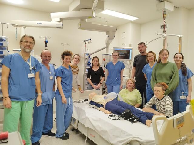 Bei der Schulung: Matthäus Ernstbrunner, Siegfried Strohmayer-Dangl, Claudia Schandl, Stephanie Illetschek, Sonja Bauer, Stephanie Knoll, Claudia Winkler, Philipp Kerschbaum, Sandra Prokop, Nicole Kainz, Christine Frühwirth und Melanie Nowak (v.l.) | Foto: Landesklinikum Waidhofen/Thaya