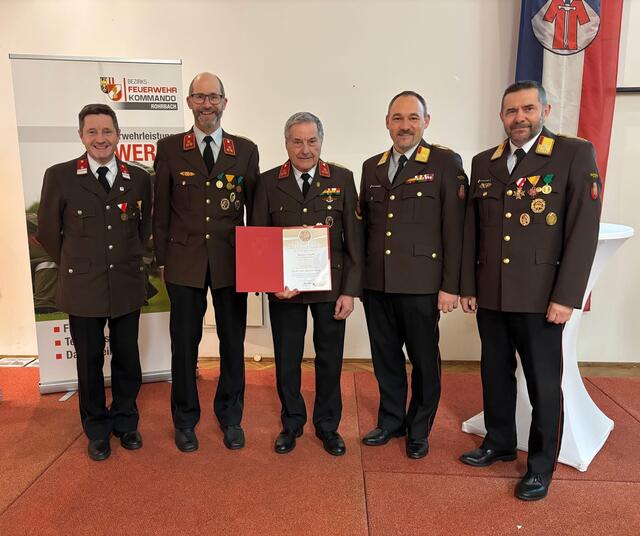 Bürgermeister Manfred Lanzersdorfer, Kommandant Markus Gierlinger, Hauptbrandinspektor Johann Fuchs, Abschnittsfeuerwehrkommandant Christian Wakolbinger und Bezirksfeuerwehrkommandant Thomas Stockinger. | Foto: FF St. Martin