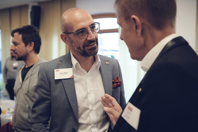 Im Austausch mit anderen UnternehmerInnen.
GF BNI Enrico Maggi und Architekt Markus Warzilek - Architektur | Foto: Christopher Rossiwall