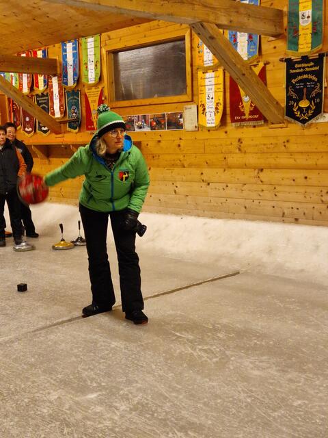 Auch bei den Damen heißt es zielen, schwingen, treffen. | Foto: Rudi Volstuben; Waltraud Reiter; Christian Erhart;