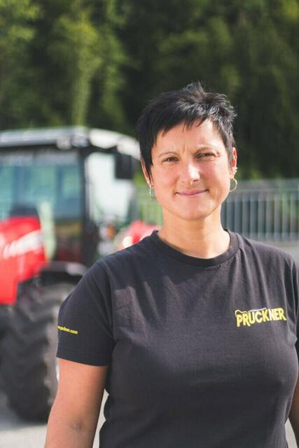 Anneliese Aichinger wurde für ihre 30-jährige Firmenzugehörigkeit bei Landmaschinen Pruckner geehrt. | Foto: Landmaschinen Pruckner 