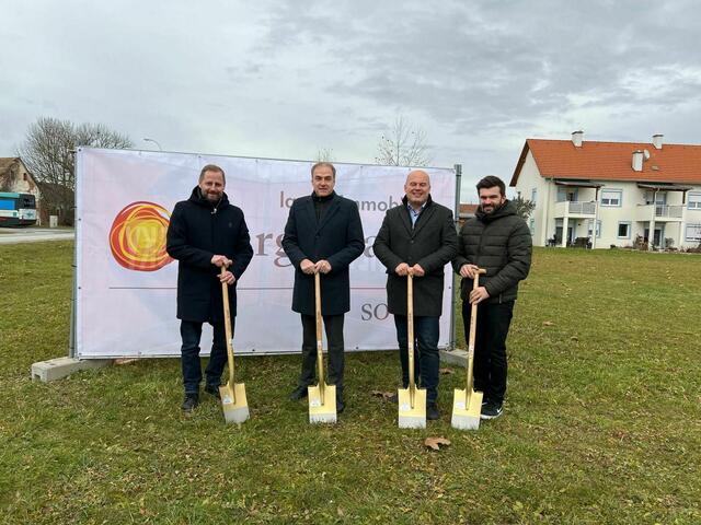 Den Spatenstich für den Pflegestützpunkt Königsdorf nahmen Soziallandesrat Leonhard Schneemann (2. von links), Bürgermeister Mario Trinkl (2. von rechts) und Vizebürgermeister Wolfgang Decker (1. von links) vor. | Foto: Gemeinde Königsdorf