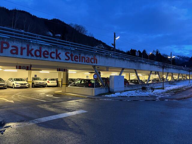Kurzfristig sollen in der Nähe des Bahnhofs Steinach mehr Parkflächen geschaffen werden. Mittelfristig sollen auch bessere öffentliche Anbindungen in die Wipptaler Seitentäler kommen. | Foto: Kainz