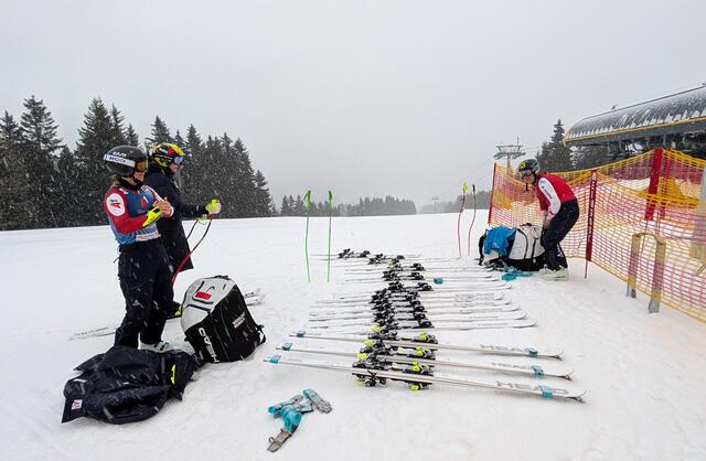 Klar: Wenn die Profis kommen, dann sind auch mehr als nur ein Paar Ski mit dabei!