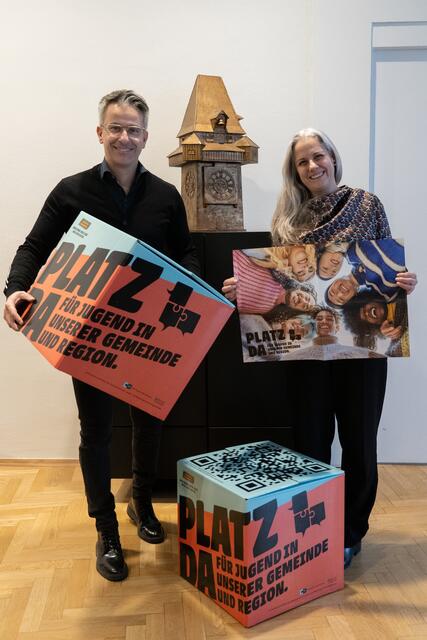 Eine Initiative des Regionalen Jugendmanagements stellt den 52 Gemeinden im Steirischen Zentralraum Sitzwürfel zum Austausch mit Jugendlichen zur Verfügung. In Graz nahm Stadtrat Kurt Hohensinner (ÖVP) diese entgegen. | Foto: RMSZR