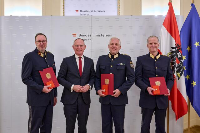 Die geehrten Polizisten mit Bundesminister Gerald Karner
 | Foto: BMI/Schober