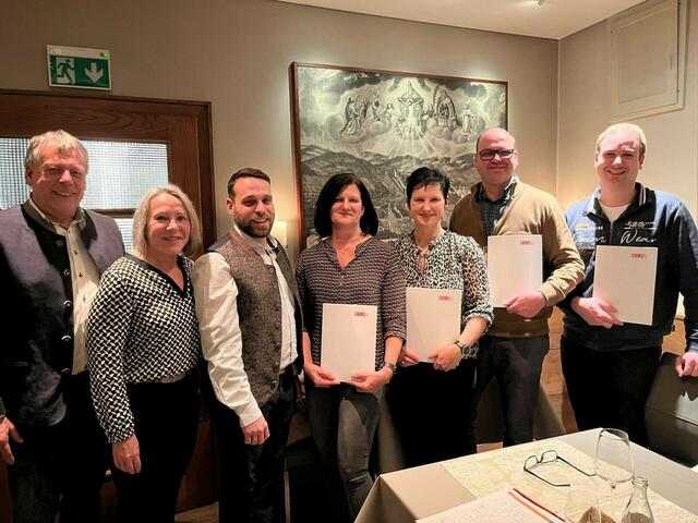 Mitarbeiterehrung im Gasthof Teufl: Engelbert, Erika und Wolfgang Pruckner mit Anita Höhlmüller, Anneliese Aichinger, Daniel Repper und Christian Tanzer in Purgstall | Foto: Maximilian Streicher